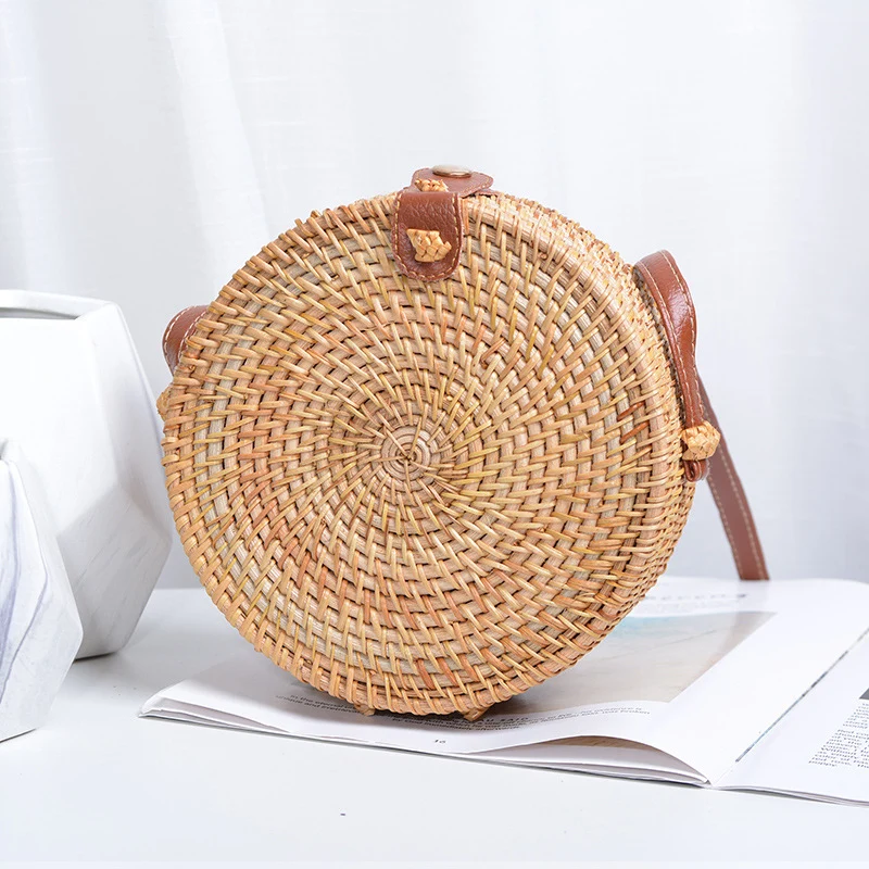Elegante Rundhandtasche aus geflochtenem Rattan Karnz