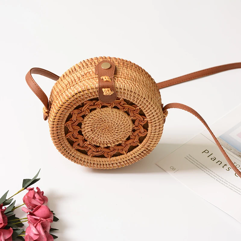 Elegante Rundhandtasche aus geflochtenem Rattan Karnz