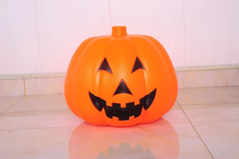 Dekorative Halloween-Kürbisse Karnz