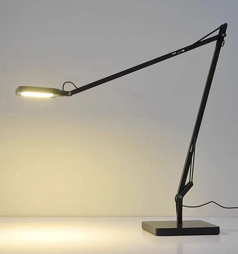 Verstellbare LED-Schreibtischlampe