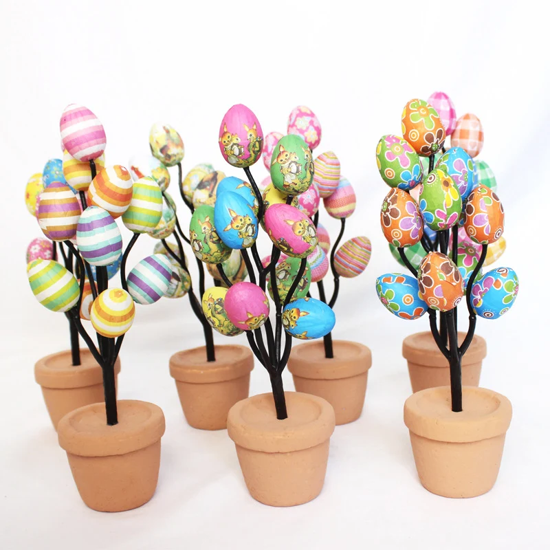 Dekorativer Blumentopf mit bunten Eierblüten Karnz