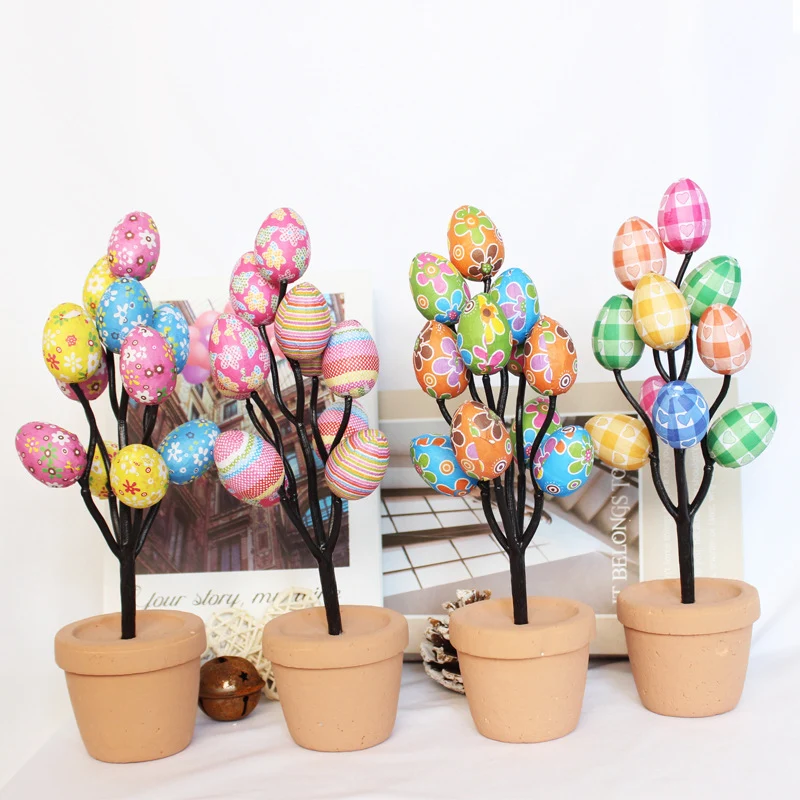Dekorativer Blumentopf mit bunten Eierblüten Karnz
