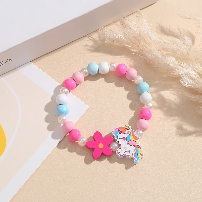 Verspieltes Kinderarmband mit Einhorn- und Blumenmotiv Karnz