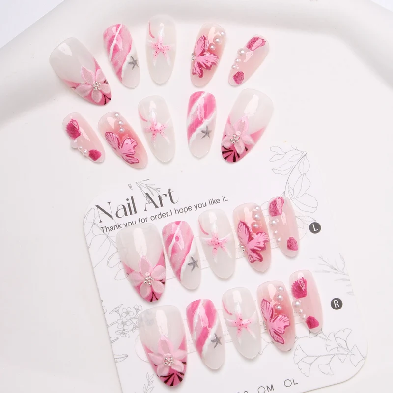 Elegantes mit Blumenakzenten verzierter Press-On-Nagel-Set Karnz