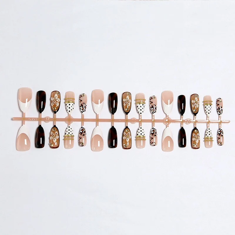 Elegantes und Künstlerisches Press-On Nageldesign-Kit Karnz