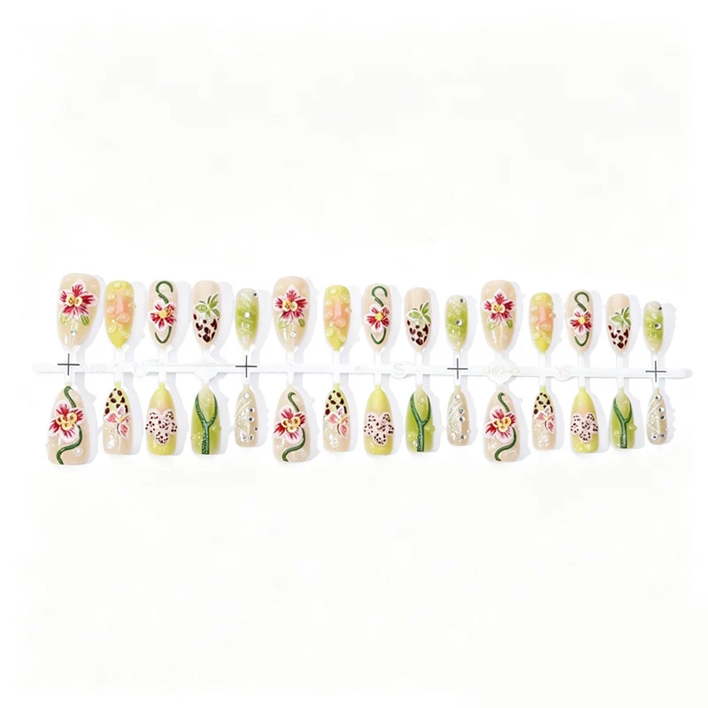 Dekoratives Floral 3D Nagelkunst Set Karnz