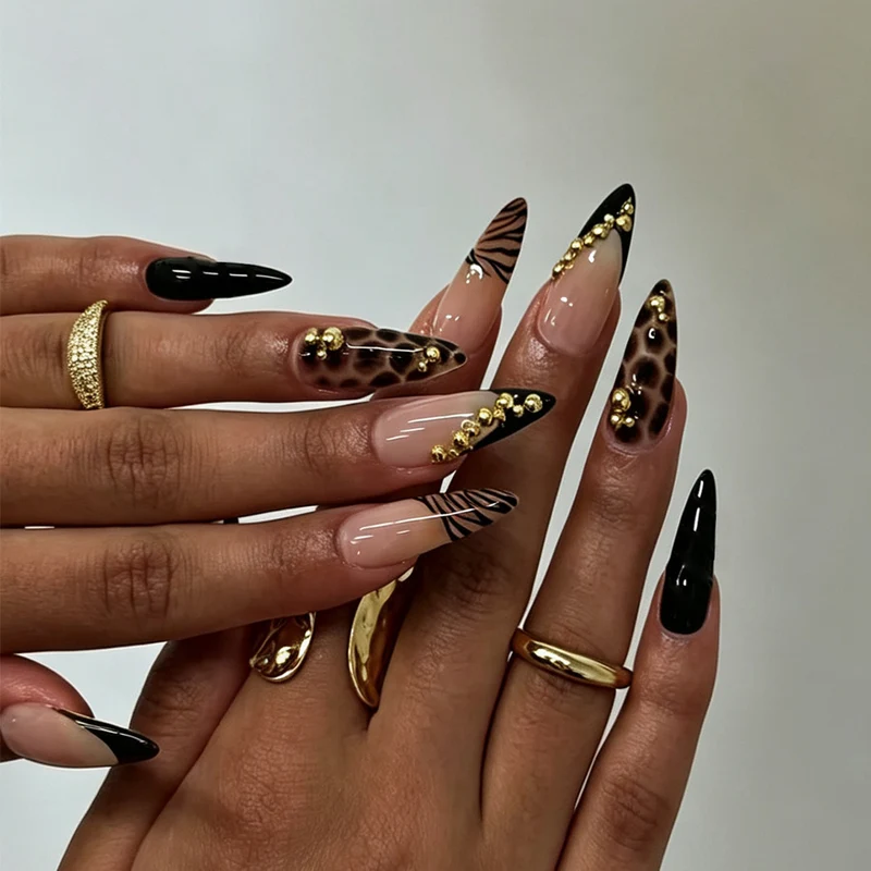 Kreatives Stiletto-Nageldesign Karnz