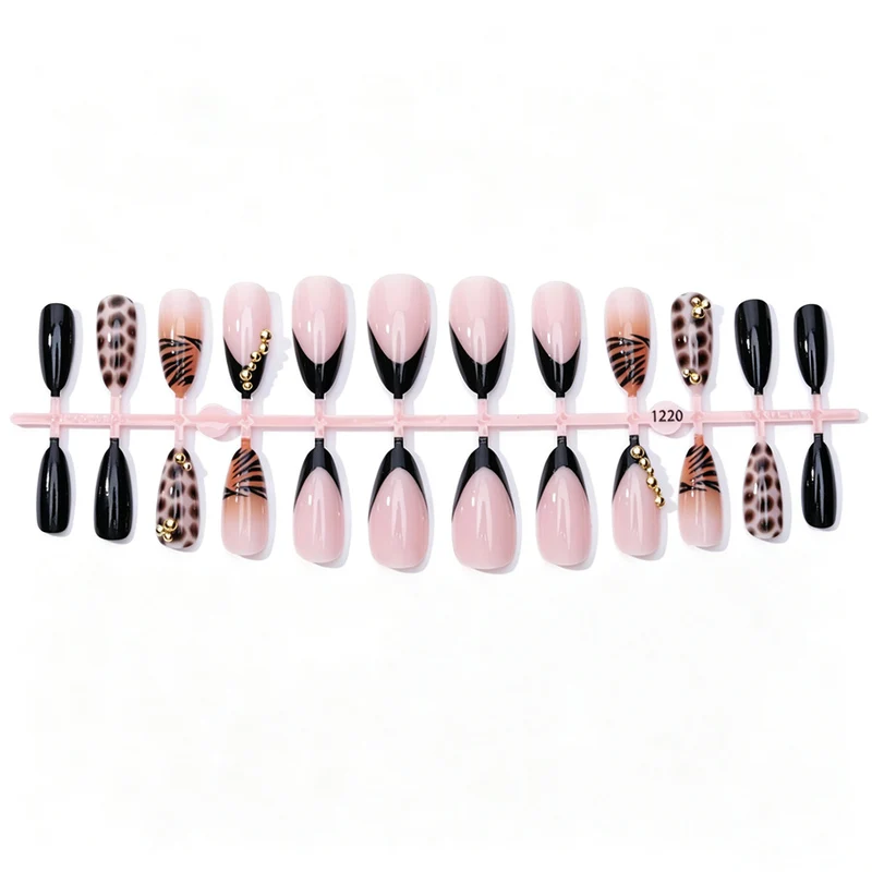 Kreatives Stiletto-Nageldesign Karnz