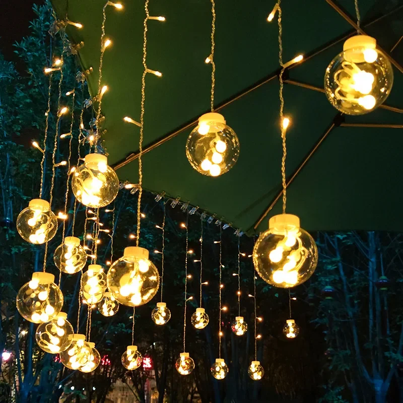 Karnz LED Lichtervorhang außen – Kugel-Lichterkette, IP44, warmweiß