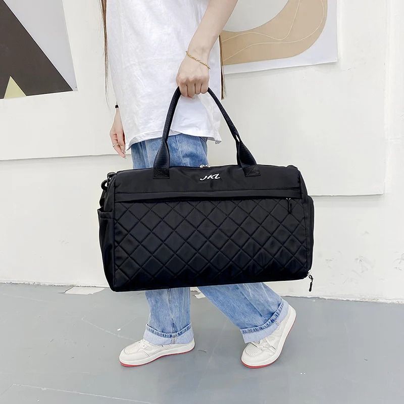 Stylische gesteppte Sporttasche Karnz