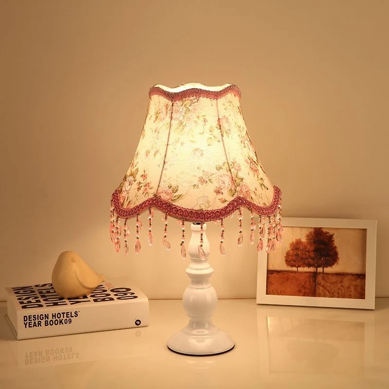 Zeitgenössische Nachttischlampe