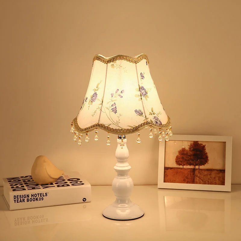 Zeitgenössische Nachttischlampe