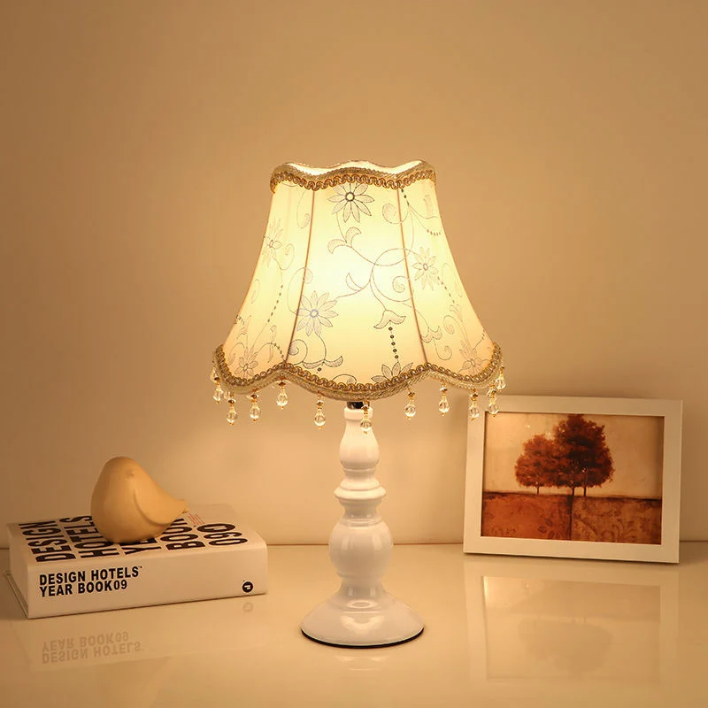 Zeitgenössische Nachttischlampe