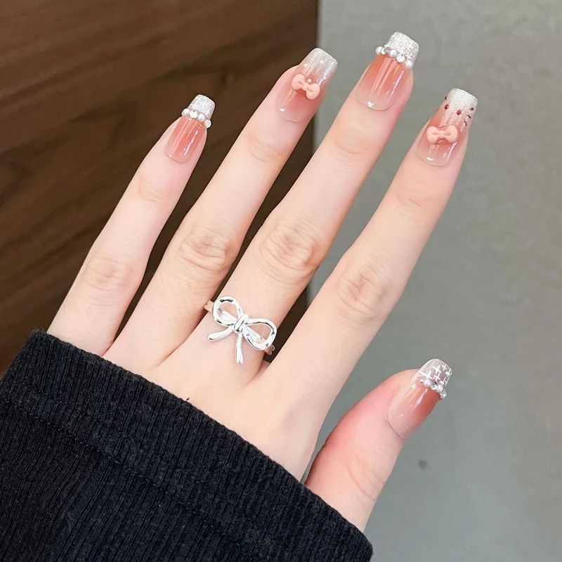 Künstlerische Nagelverlängerungen mit floralen Akzenten Karnz
