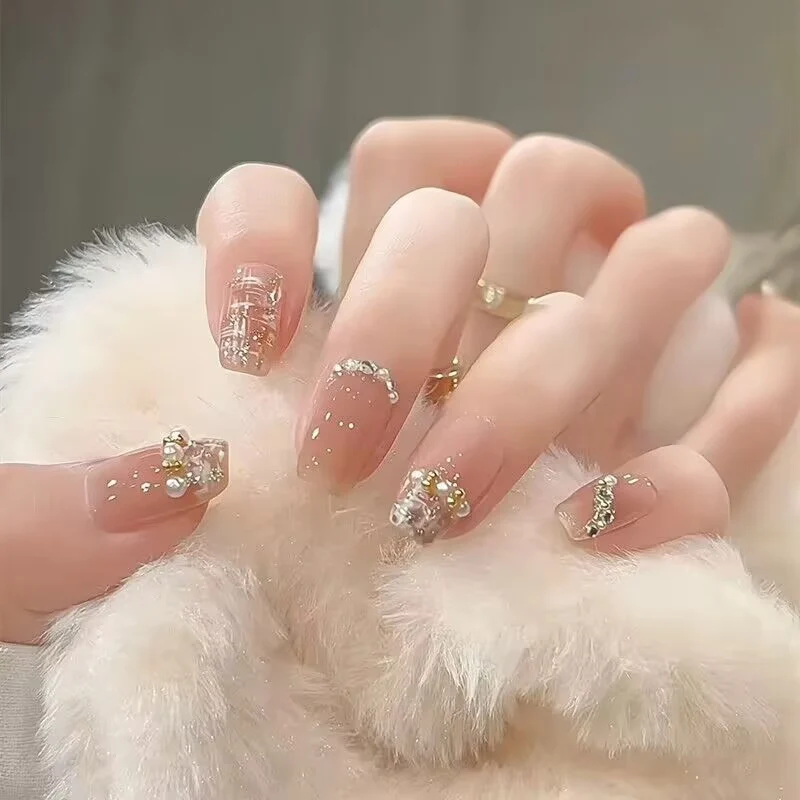 Künstlerische Nagelverlängerungen mit floralen Akzenten Karnz