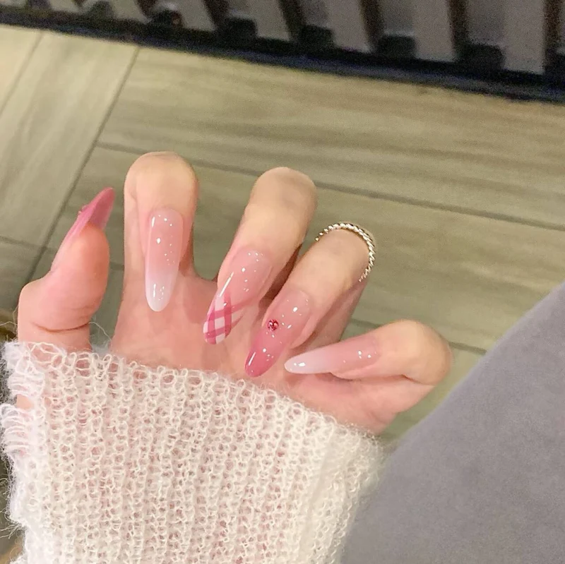 Künstlerische Nagelverlängerungen mit floralen Akzenten Karnz