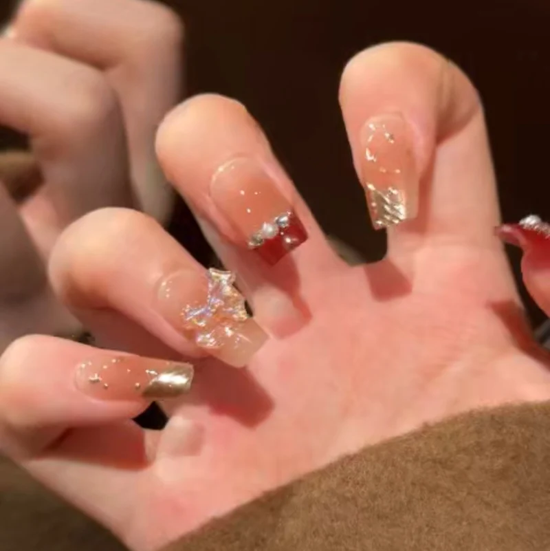 Künstlerische Nagelverlängerungen mit floralen Akzenten Karnz