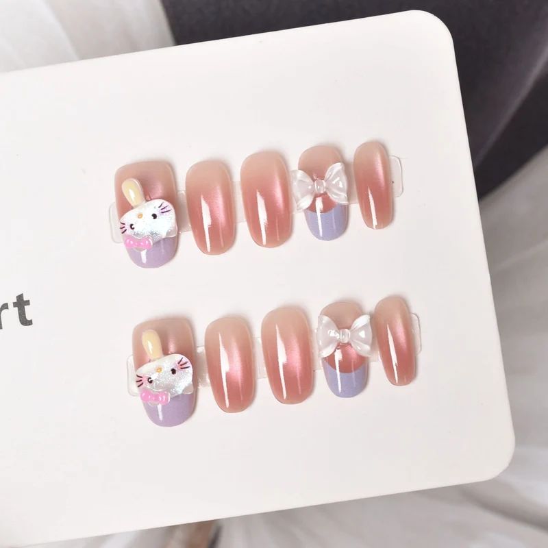 Künstlerische Nagelverlängerungen mit floralen Akzenten Karnz