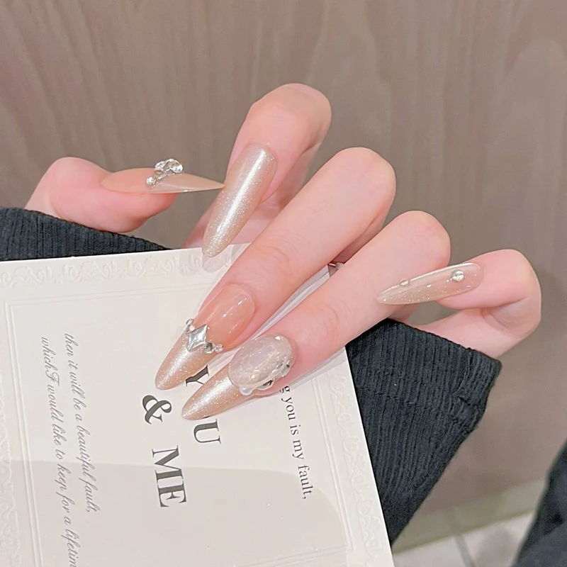 Künstlerische Nagelverlängerungen mit floralen Akzenten Karnz
