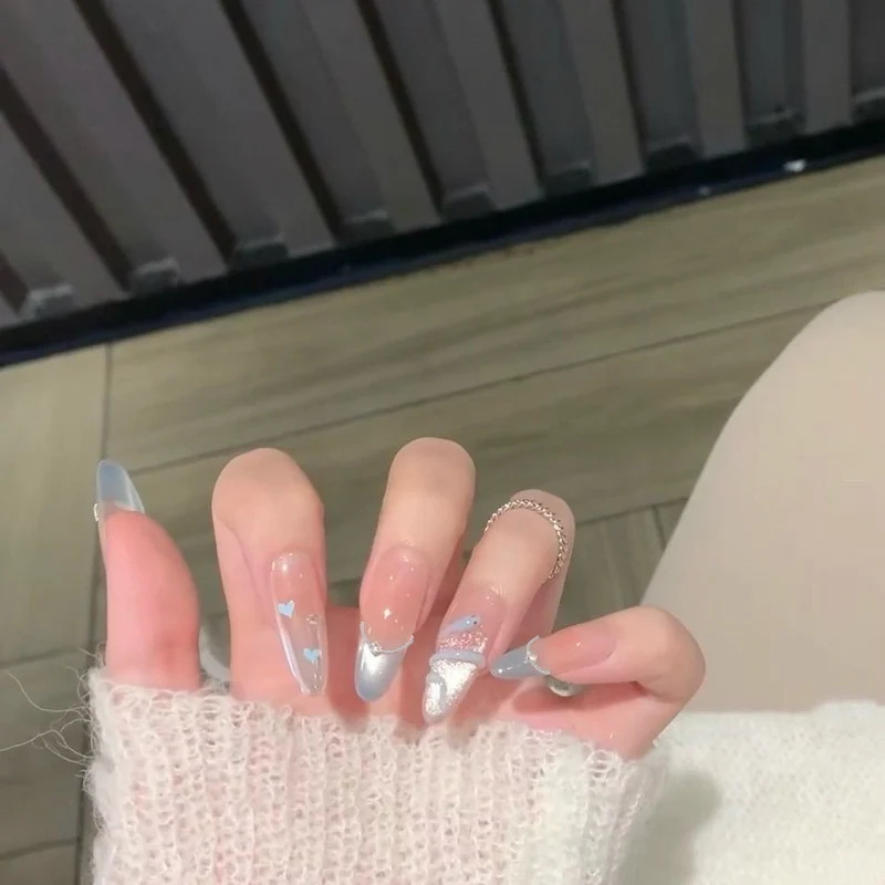 Künstlerische Nagelverlängerungen mit floralen Akzenten Karnz