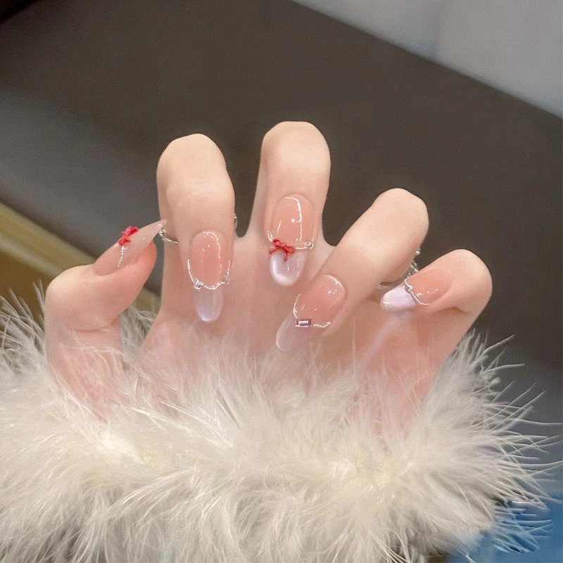 Künstlerische Nagelverlängerungen mit floralen Akzenten Karnz