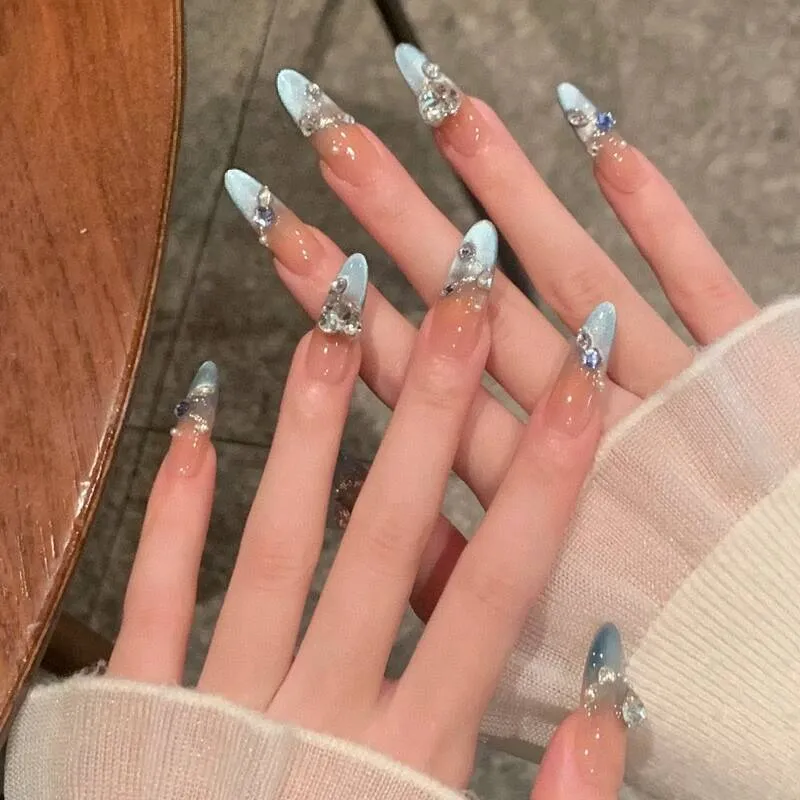 Künstlerische Nagelverlängerungen mit floralen Akzenten Karnz