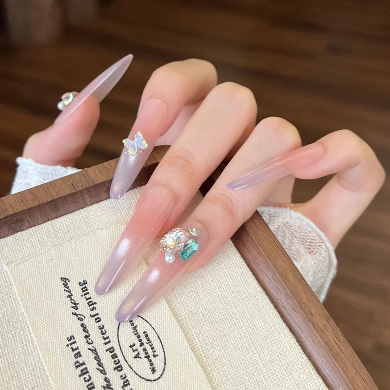 Künstlerische Nagelverlängerungen mit floralen Akzenten Karnz