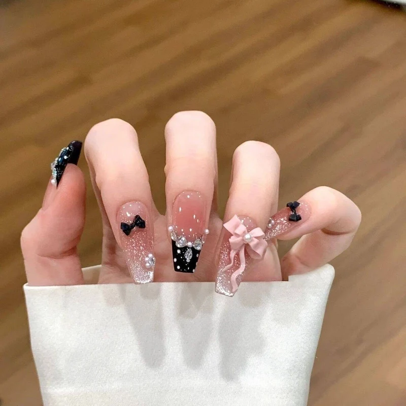 Künstlerische Nagelverlängerungen mit floralen Akzenten Karnz