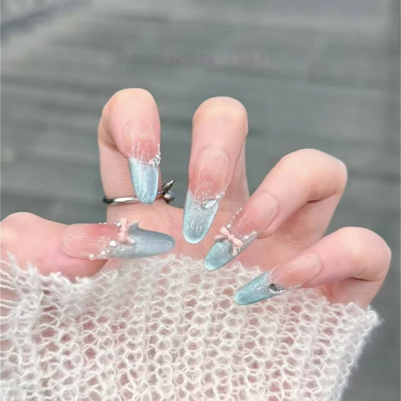Künstlerische Nagelverlängerungen mit floralen Akzenten Karnz