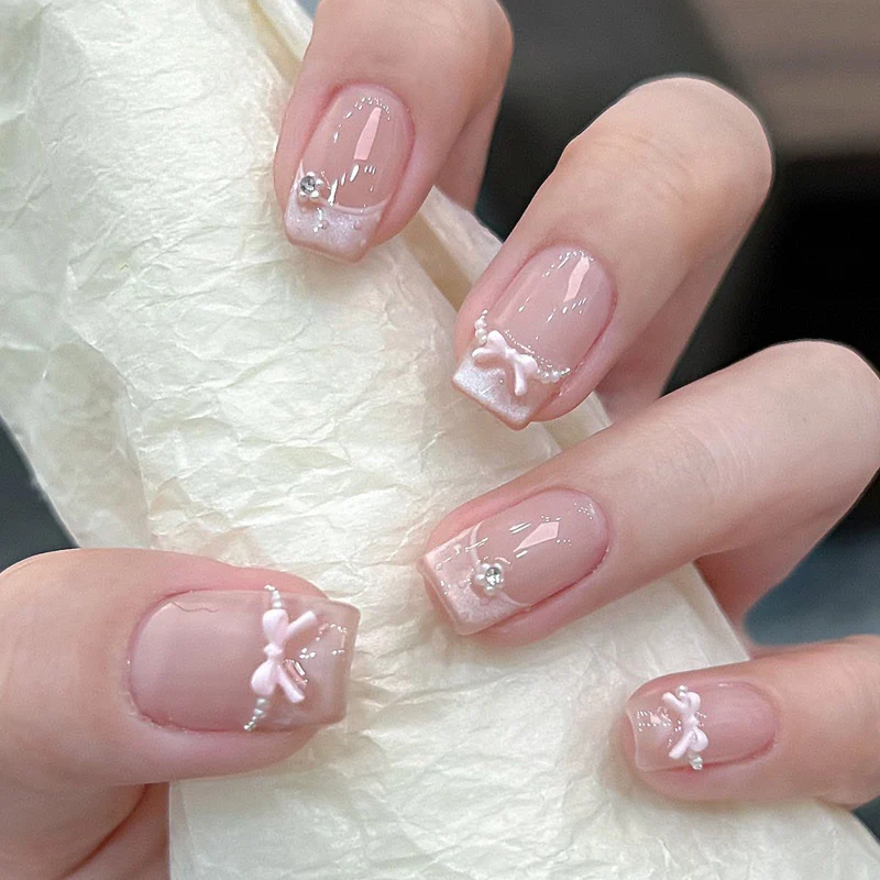 Künstlerische Nagelverlängerungen mit floralen Akzenten Karnz