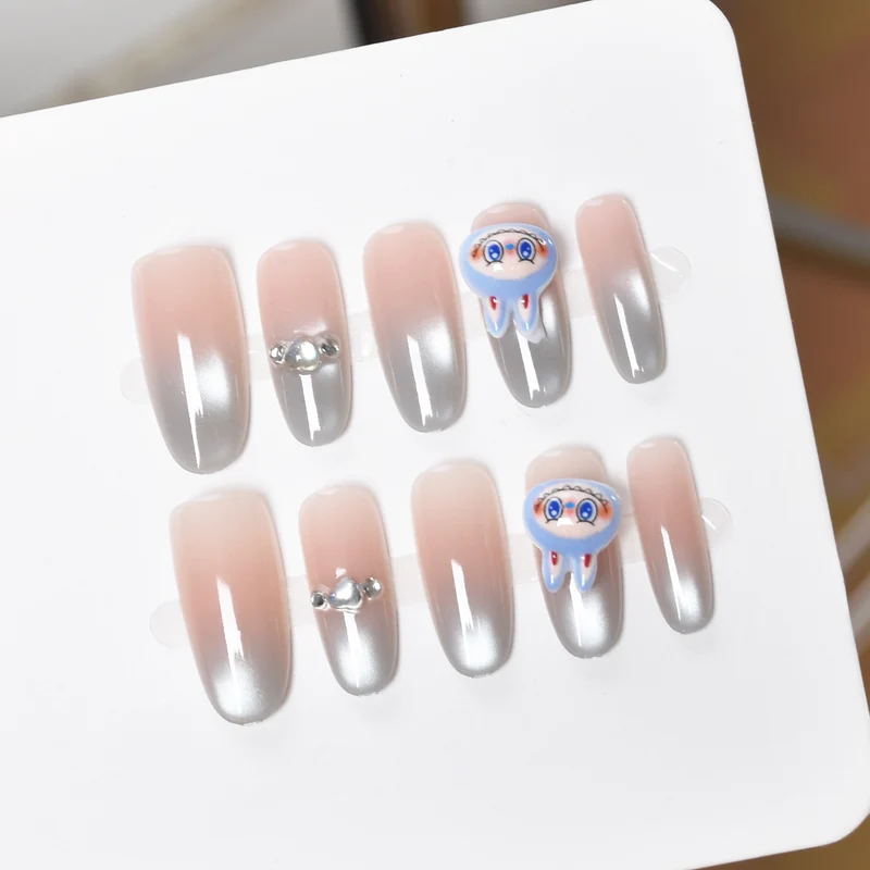 Künstlerische Nagelverlängerungen mit floralen Akzenten Karnz