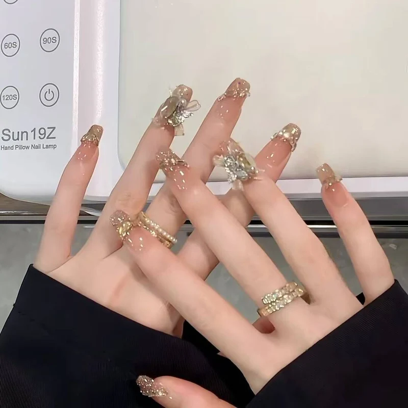 Künstlerische Nagelverlängerungen mit floralen Akzenten Karnz