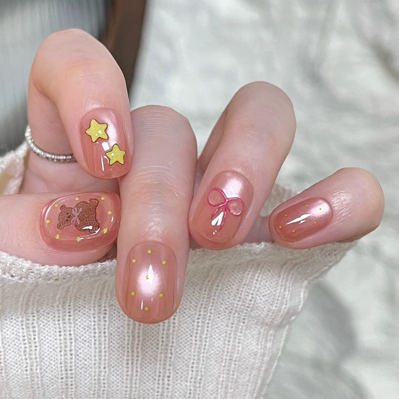 Künstlerische Nagelverlängerungen mit floralen Akzenten Karnz