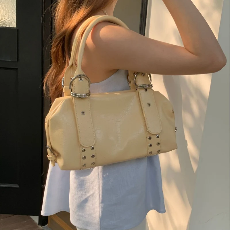 Dekorativer Nieten Handtasche