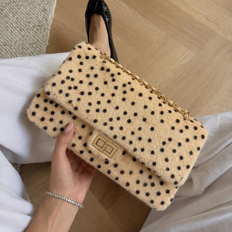 Luxuriöse texturierte Handtasche mit Kettenhenkel