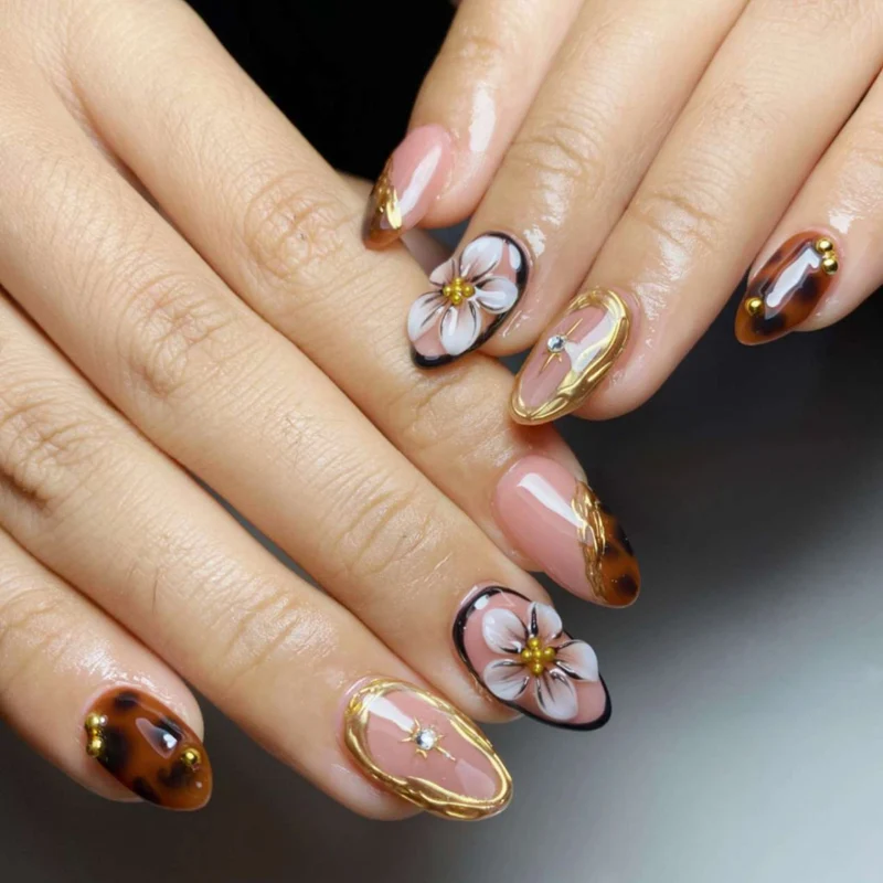 Blumeninspiriertes Press-On-Nagelkunst-Set mit 3D-Goldakzenten Karnz