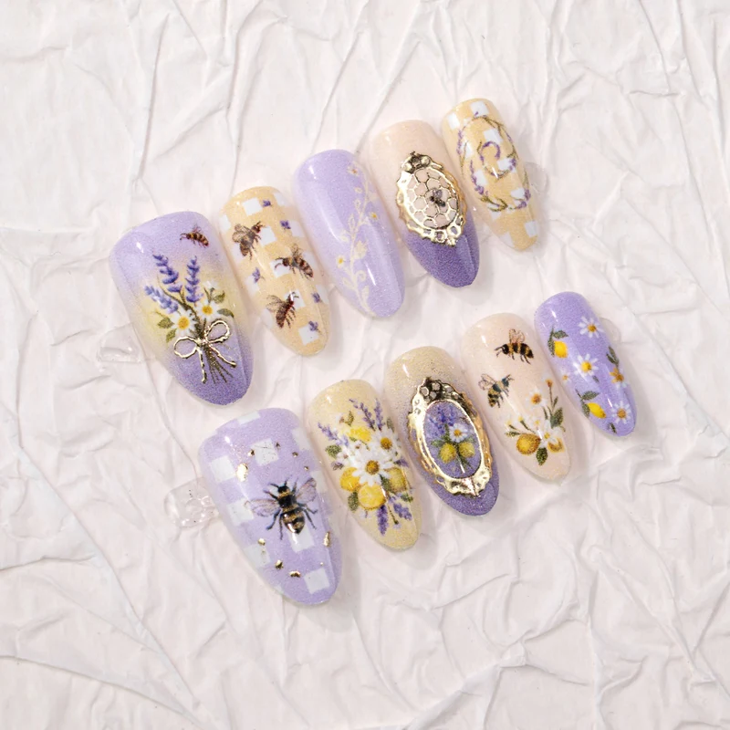 Floral-inspiriertes Press-On-Nagelkunst-Set Karnz