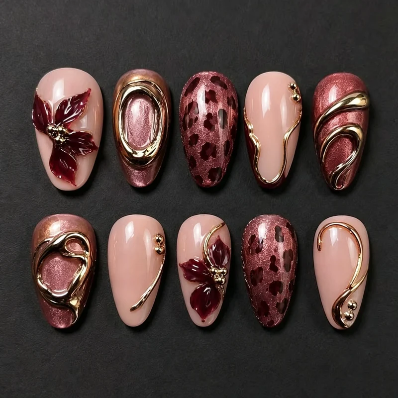 Blumenverziertes Press-On Nail Art Set mit goldenen Akzenten Karnz
