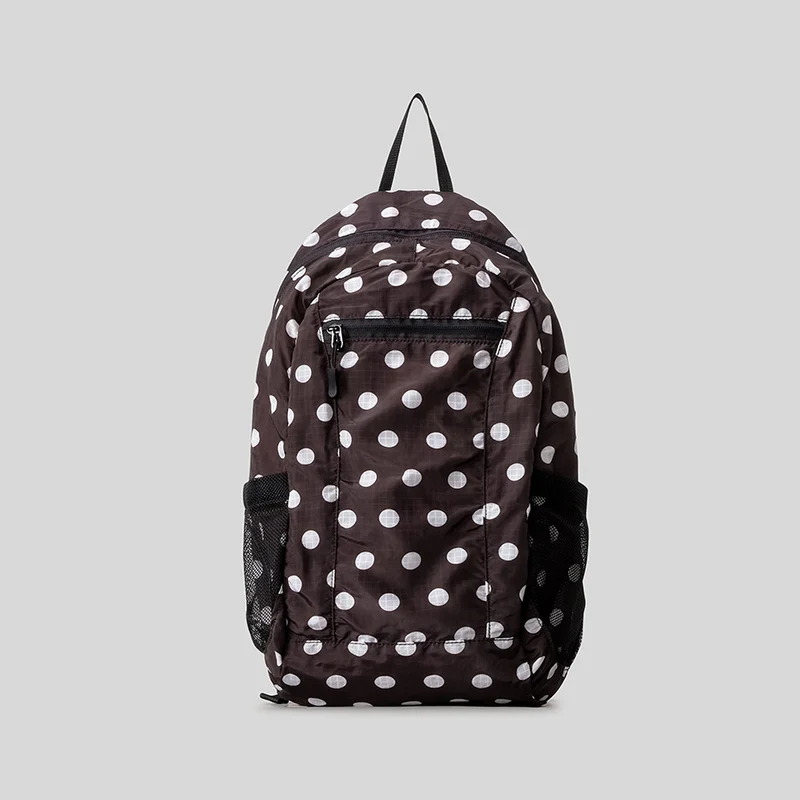 Verspielt gepunkteter Rucksack
