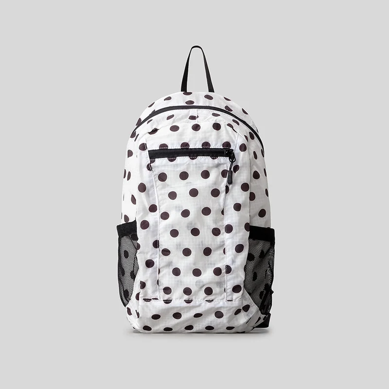 Verspielt gepunkteter Rucksack