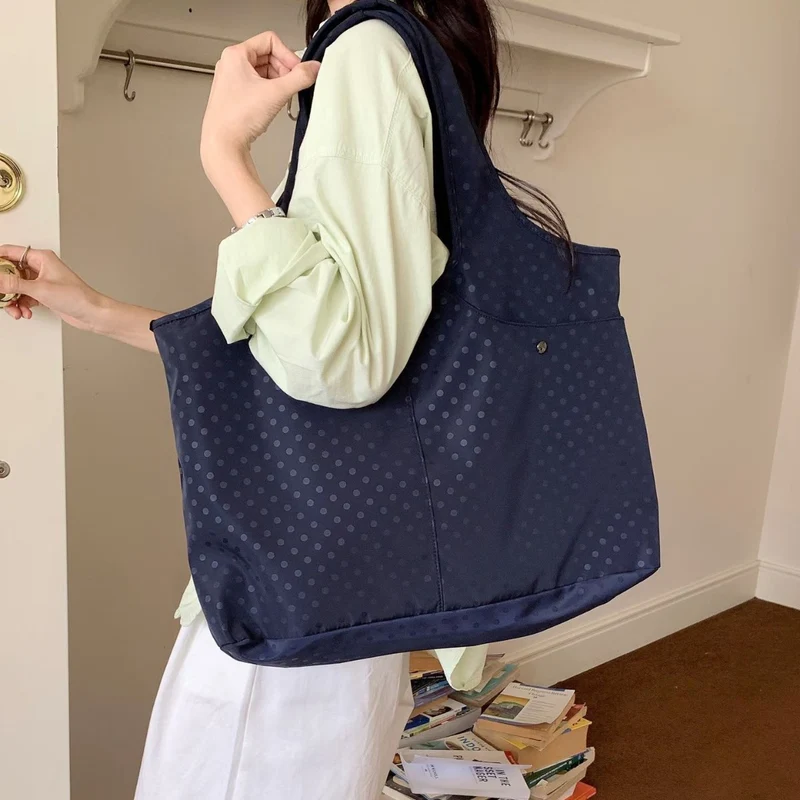 Geräumige Gepunktete Schultertasche