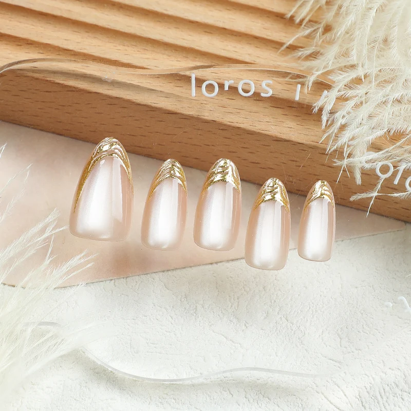 Elegante Goldakzent Druck-on-Nagelkunst Karnz