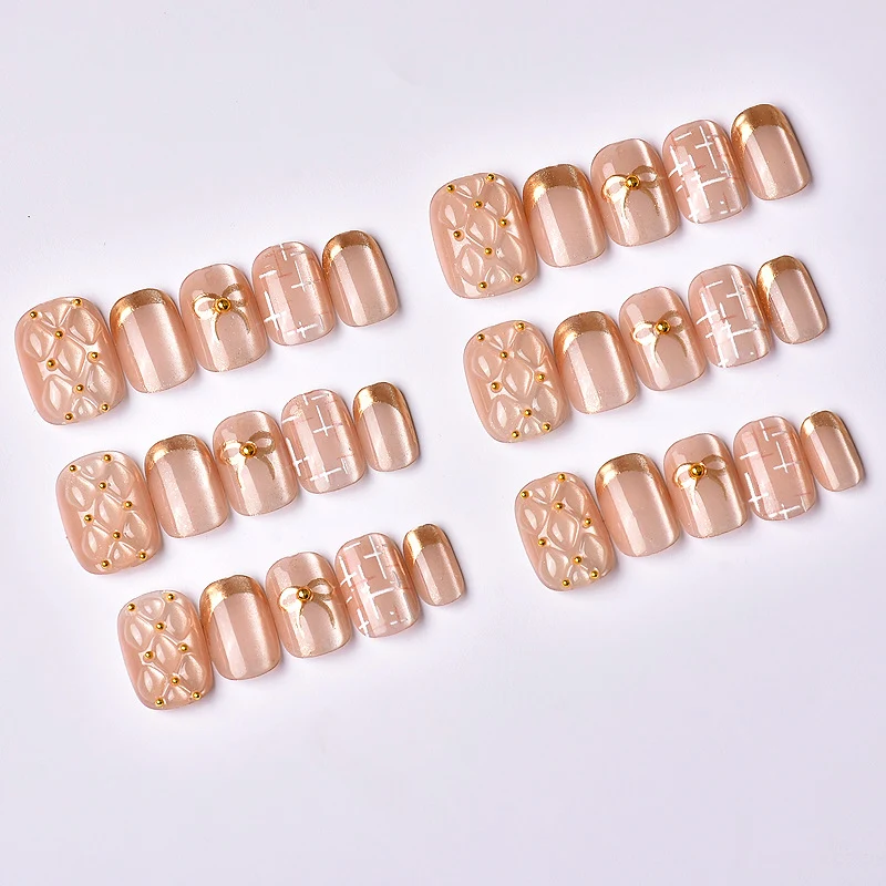 Dekorativer Gold-Akzent Press-On Nagelkunst Set Karnz