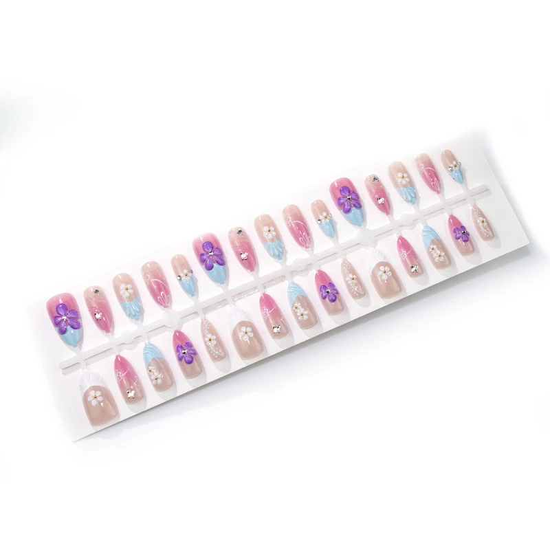 Dekorativer Floral Press-On Nail Set Karnz