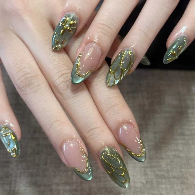 Künstlerisches Nagelkunst-Set mit Gold- und Blattdesign Karnz