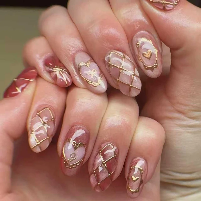 Künstlerisches Nagelkunstset mit goldenen Akzenten Karnz
