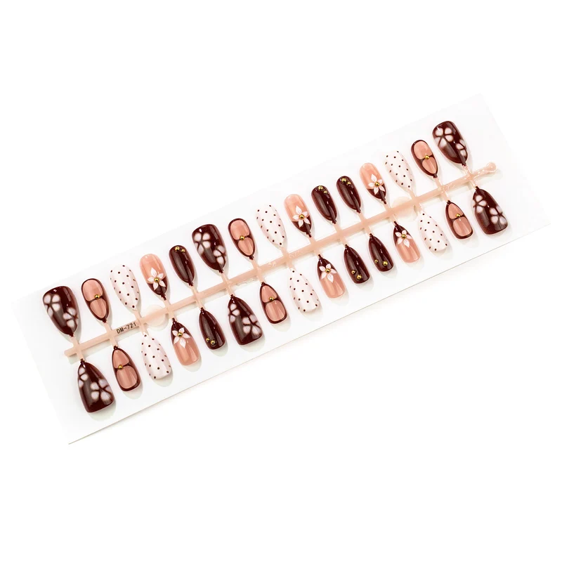 Künstlerisches Nagelkunstdesign Karnz