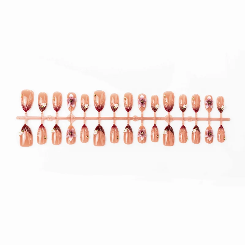 Elegantes floral-verziertes Press-On-Nagelkunst-Set Karnz