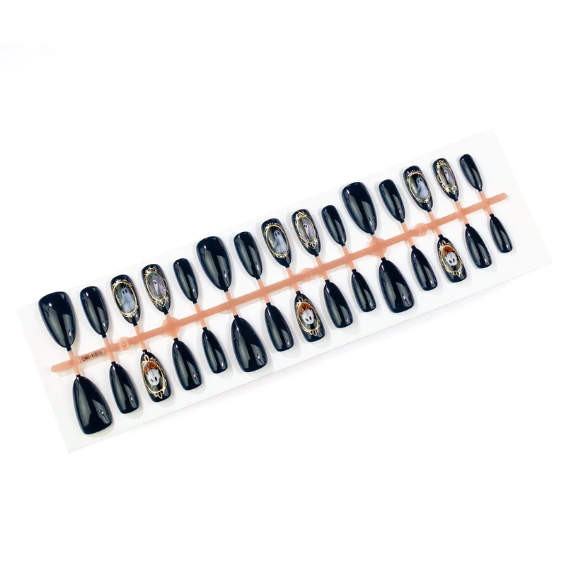 Künstlerische Nagelkunst Karnz