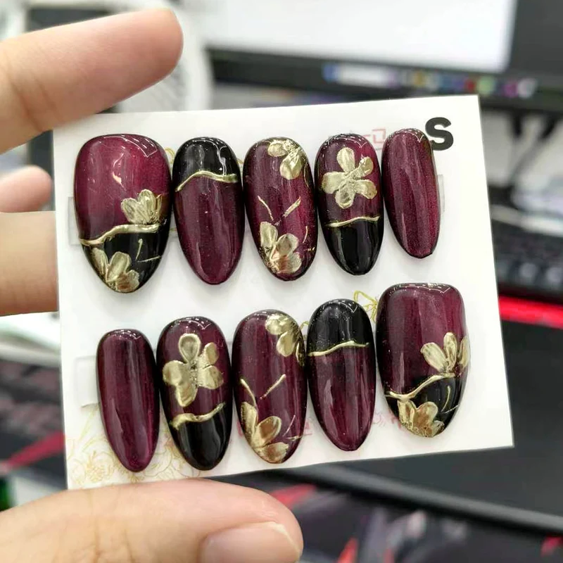 Blumen- und glänzendes Press-On-Nagelkunst-Set Karnz